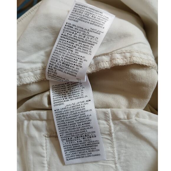 GAP 9" Inseam Stretch Highrise Bermuda Short Khaki NWT Size 8 - Picture 10 of 13